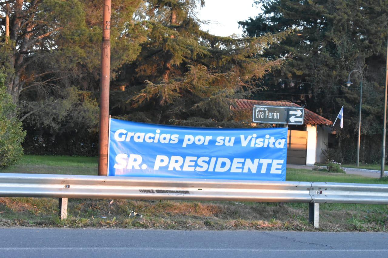 CARTELES LLEGADA ALBERTO FERNANDEZ