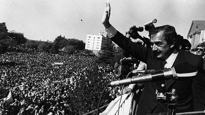 alfonsinrauldemocracia1983-1