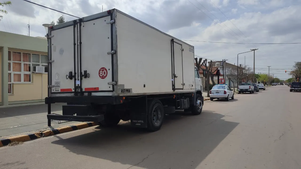 CAMION-COMISARIA-MACACHIN-HOMBRE-RUTA-35