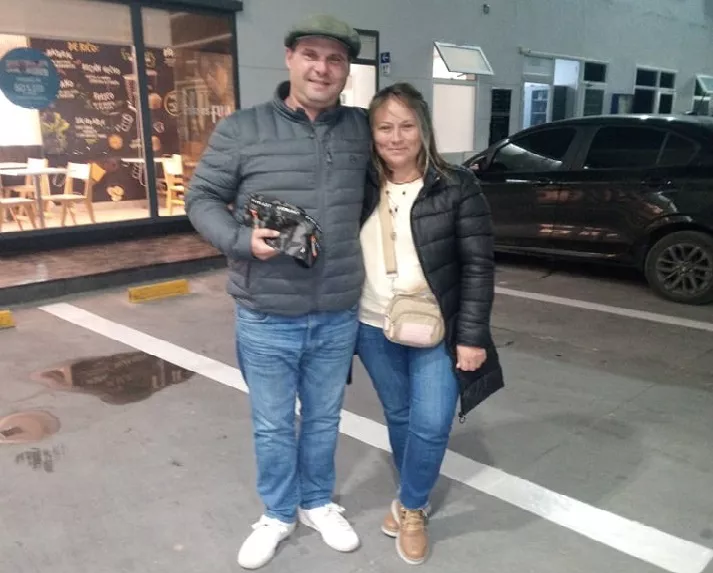Walter y Vanesa en Trelew recibiendo sus pertenencias que encontró Martín en Realicó