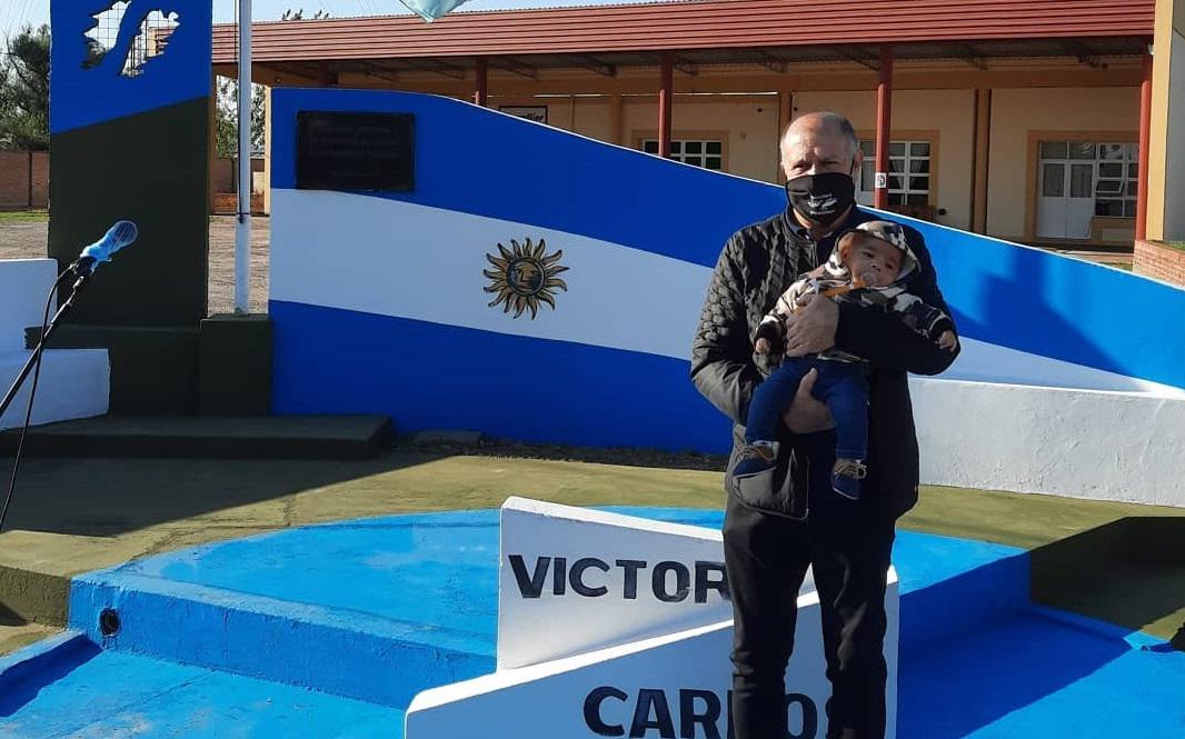 Carlos Arias con su nieto RECORTADA