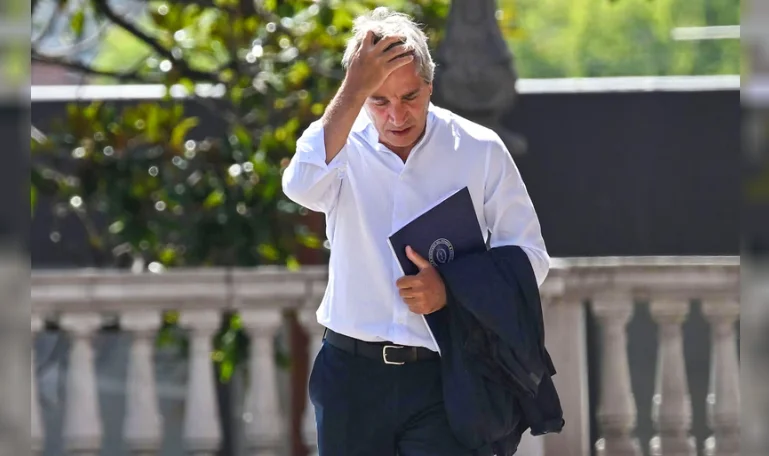 Caputo agarrandose la cabeza