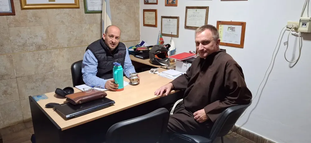 Resio con el parroco 1