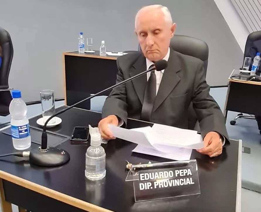 Eduardo Pepa traje
