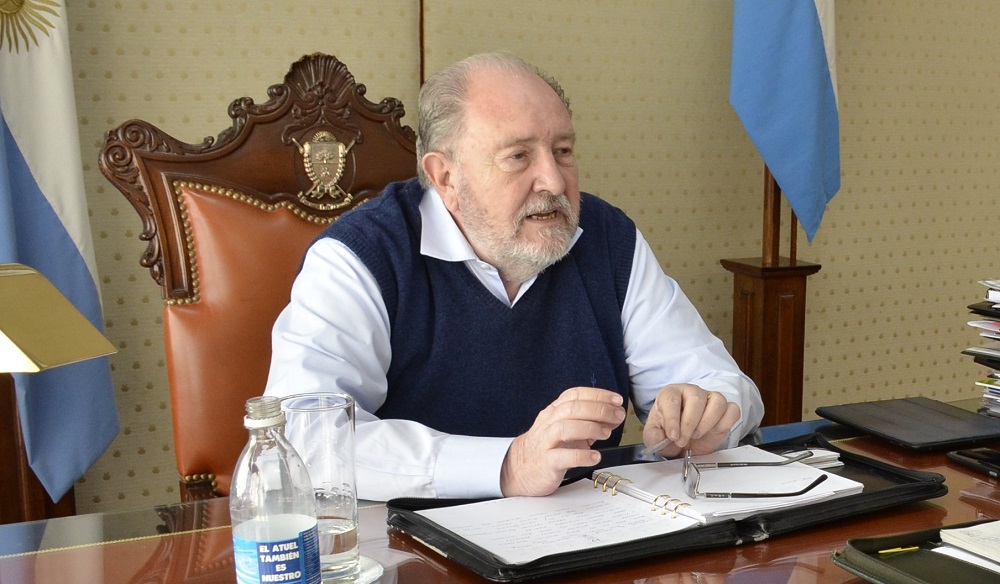 CARLOS VERNA SENTADO SILLON