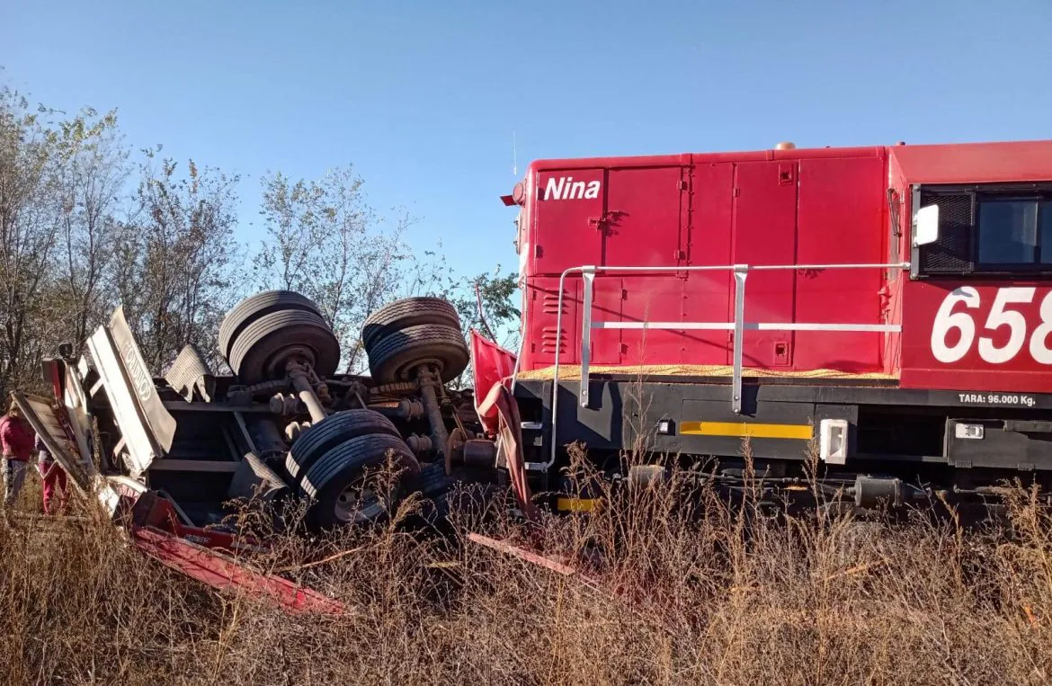 Choque tren camión quemu