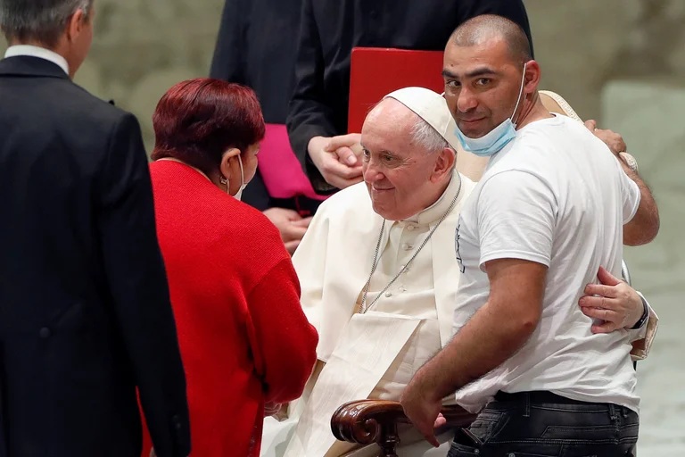 Papa Francisco sentado 1