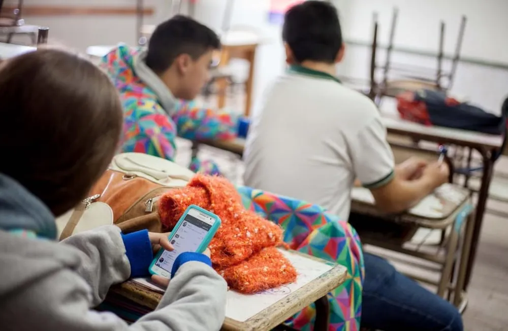 en-caba-los-estudiantes-ya-no-podran-usar-el-celular-la-escuela-gentileza