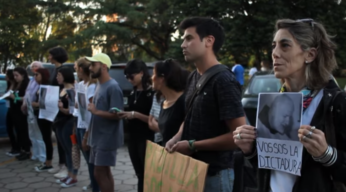 ESCRACHE AL CURA EN INTENDENTE ALVEAR