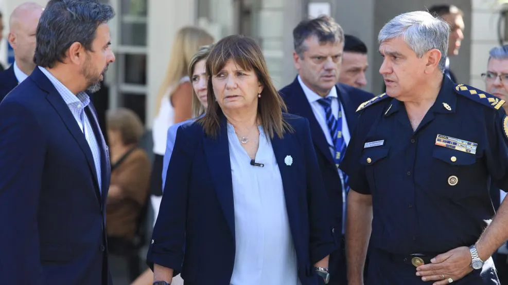 la-ministra-de-seguridad-patricia-bullrich-se-retira-del-hospital-churruca-1742064