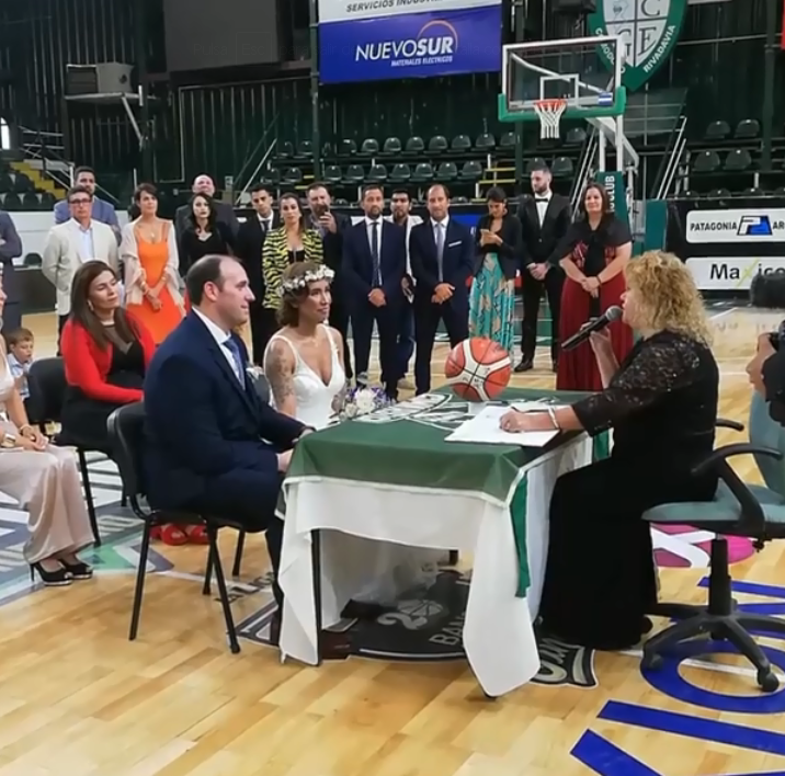 CASAMIENTO EN CANCHA DE BASQUET