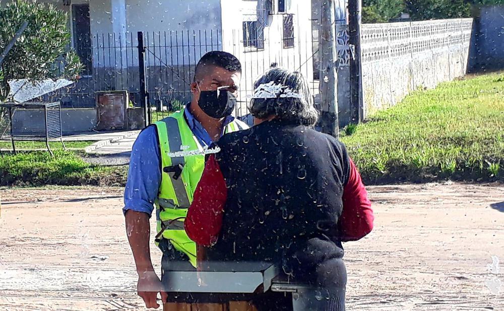 VECINA Y POLICIA TAPABOCAS