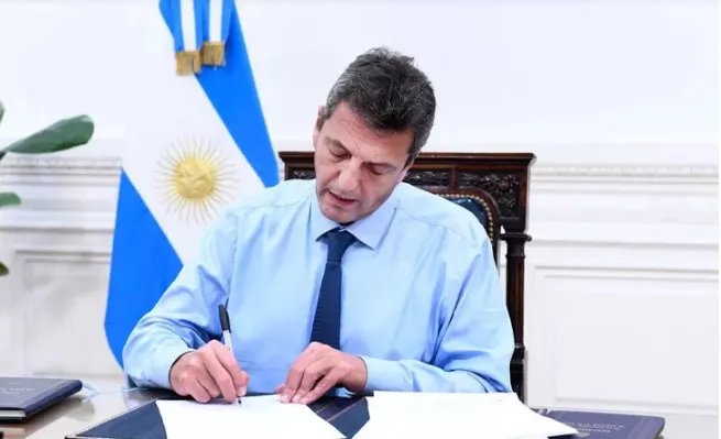 Sergio Massa firmando