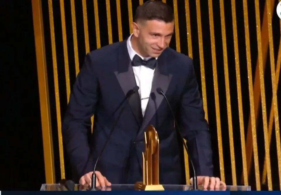 Martinez-Dibu-recibe-balon-oro-mejor-arquero-960x667