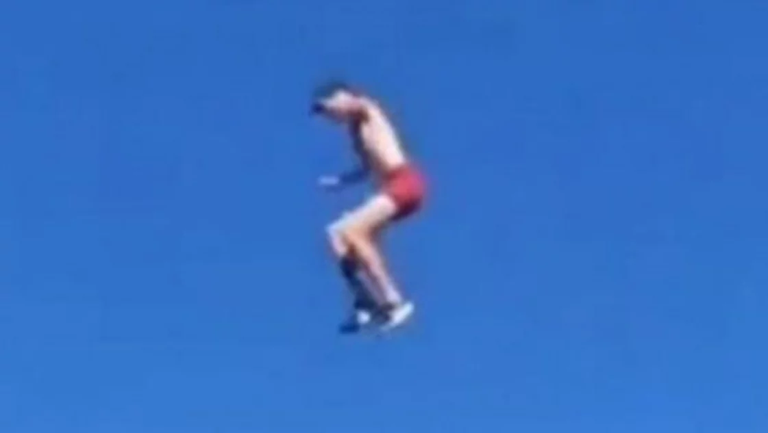 joven arrojandose a Lago