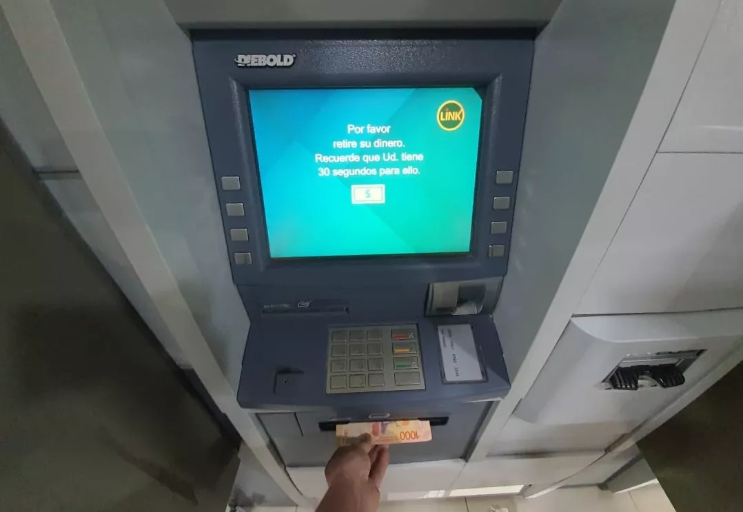 cobran-estatales-cajero-cajero-automatico-Banco-cobro