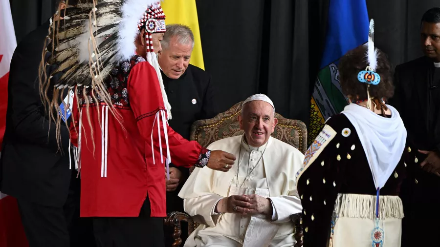 papa junto indios