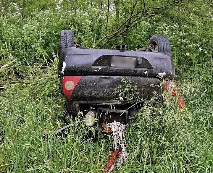 vuelco auto robado 1