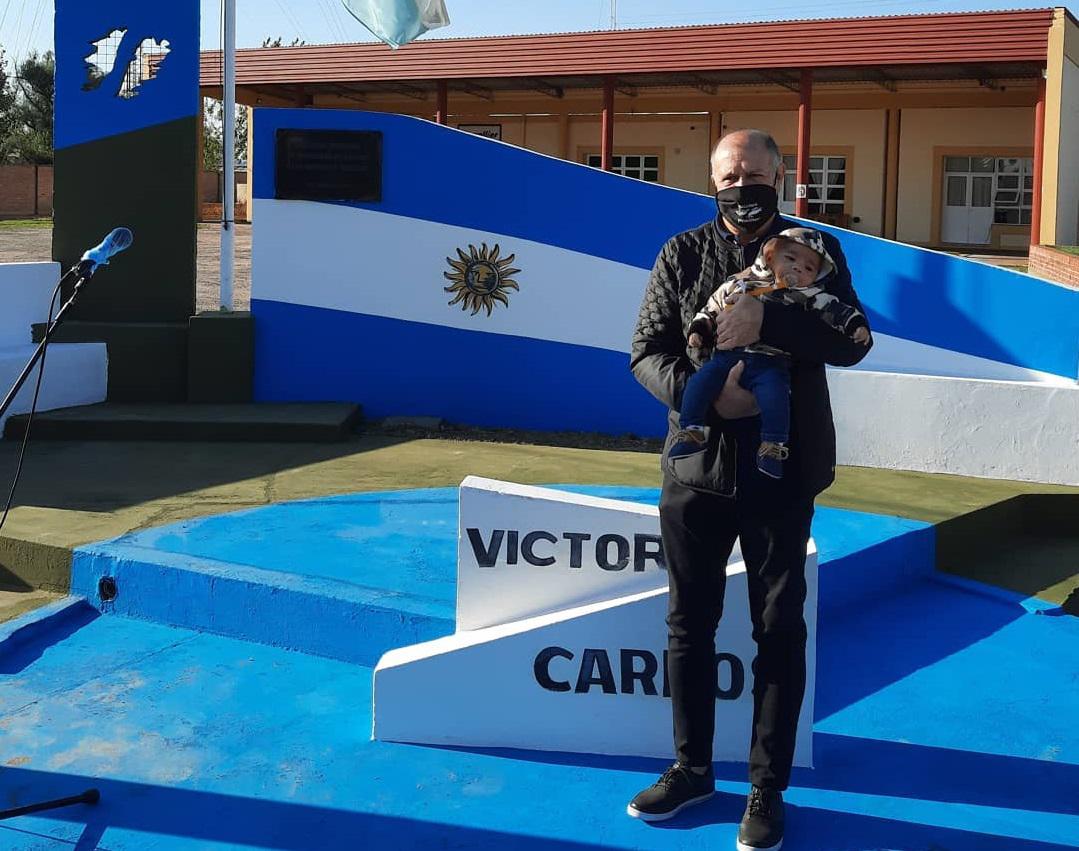 Carlos Arias con su nieto
