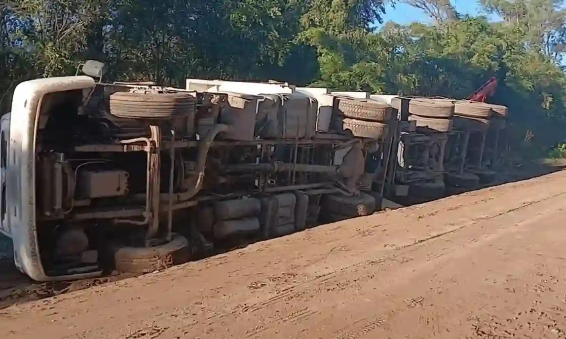 vuelco camión villA HUIDOBRO c