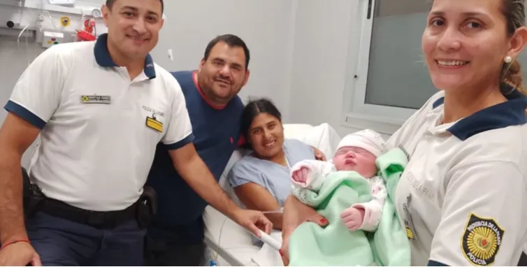 policias asisieron parto