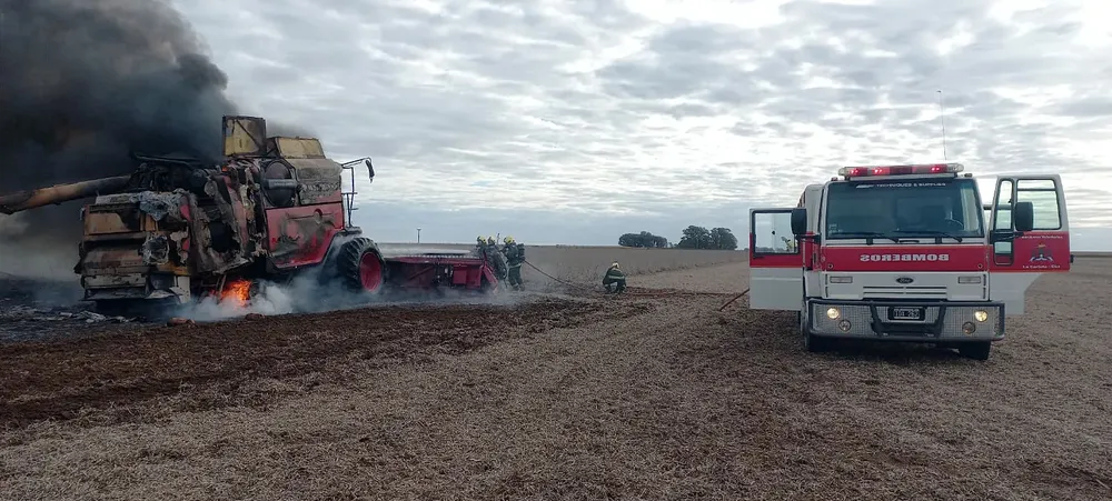 cosechadora incendiada