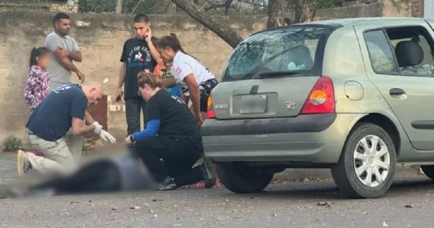 mujer arrojada auto