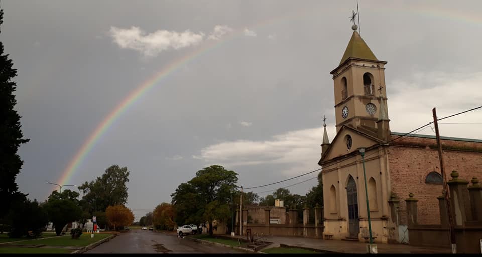 IGLESIA QUETREQUEN CON ARCO IRIS FOTO FAUSTINO PARERA