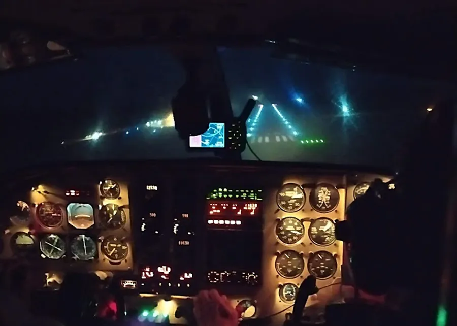 aterrizaje nocturno vuelo realico