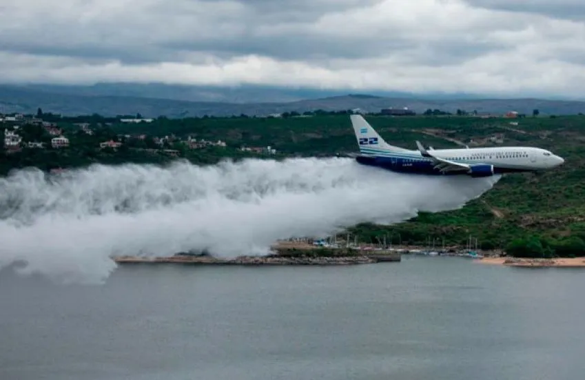 AVION SOBRE LE LAGO BOEING