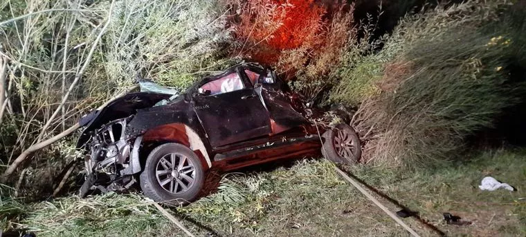 auto hombres abraados