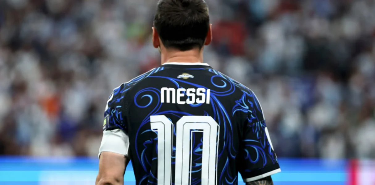 Messi de espaldas