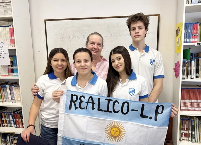 chicos witralen a brasil FILE