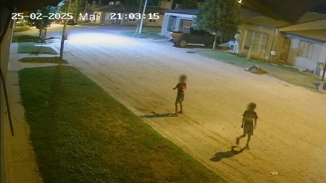 niños tirando piedras pixel 1