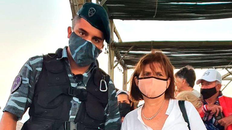 Patricia Bullrich uniformados