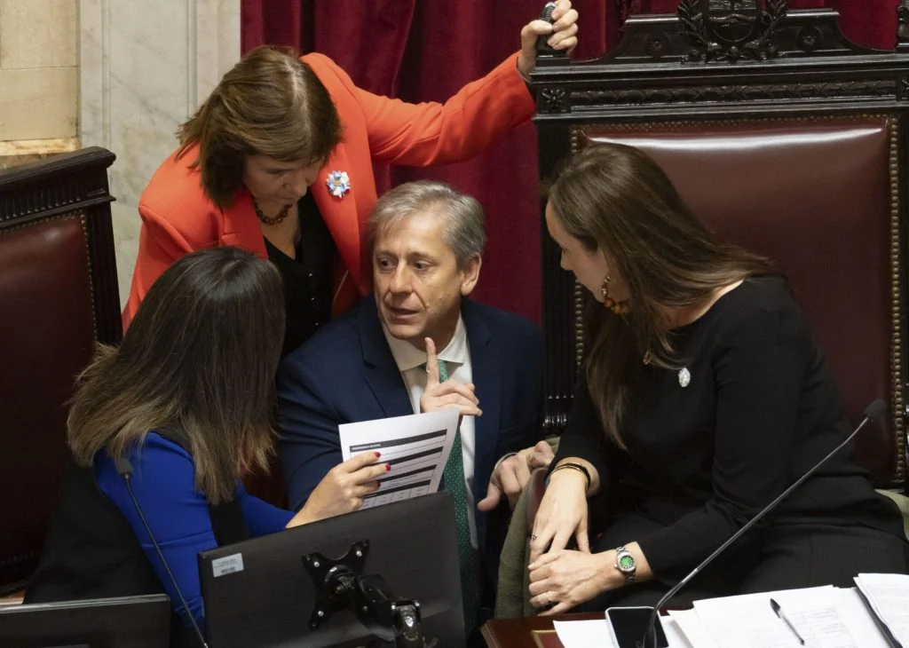 Patricia Bullrich junto a la vicepresidenta Victoria Villarruel y el radical Eduardo Vischi