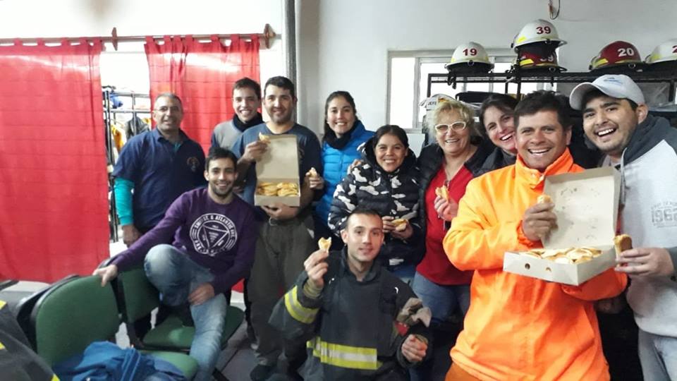 pizzeria el pelado con bomberos foto
