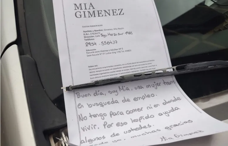 cartel en un auto