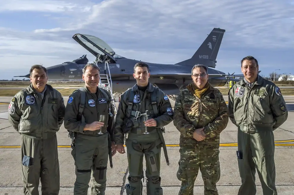 PILOTOS ARGENTINOS F16 VUELO SOLO 1C