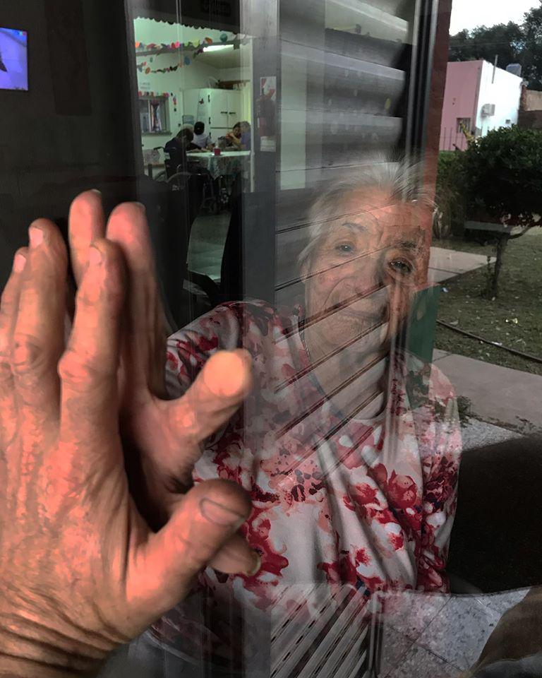 nieto abuela por la ventana Trenel - InfoTrenel