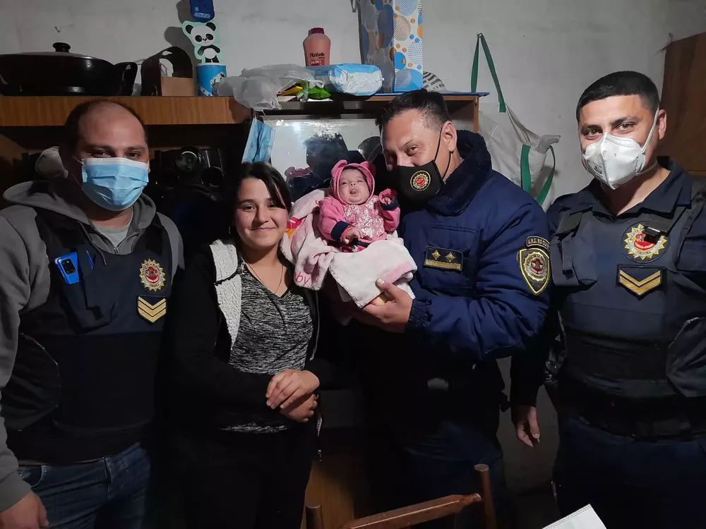 bebe salvada por la policía