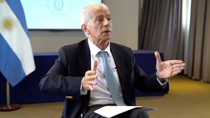 Cuneo Libarona sentado