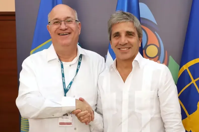 Luis Caputo junto al presidente del BID, Ilan Goldfajn.