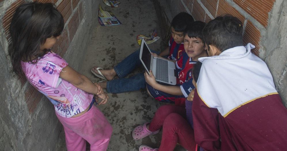 niños chicos eduación computadora conectividad