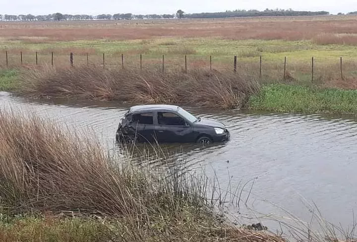 auto en canal 1