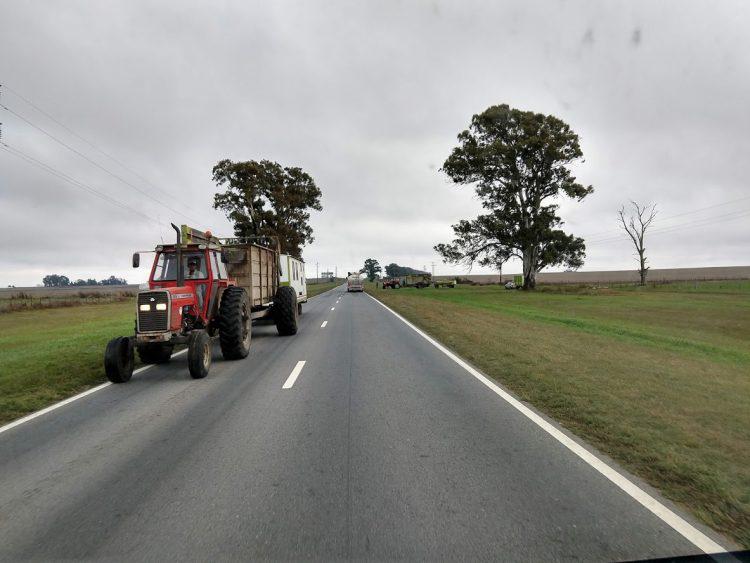 tractor-andando-en-la-ruta-750x563