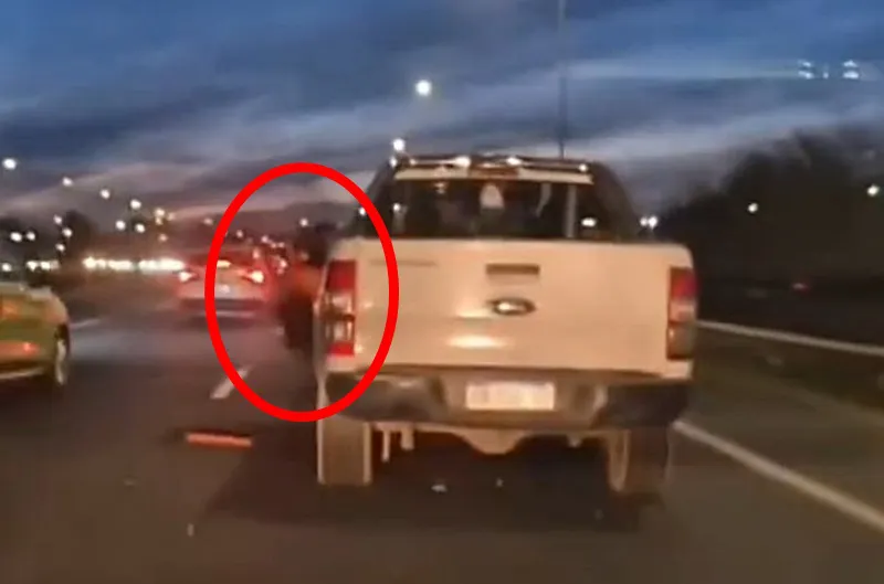policia colgado camioneta