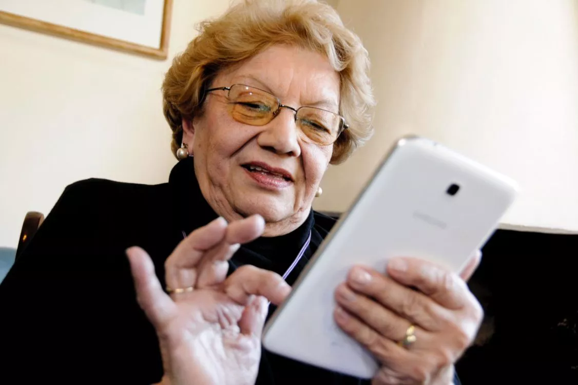 ADULTOS MAYORES CON TECNOLOGIAS
