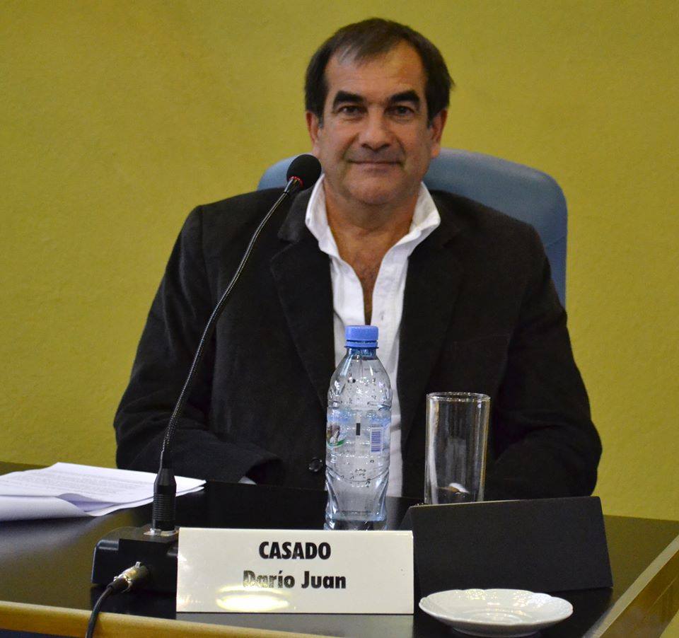 DARIO CASADO DE FRENTE