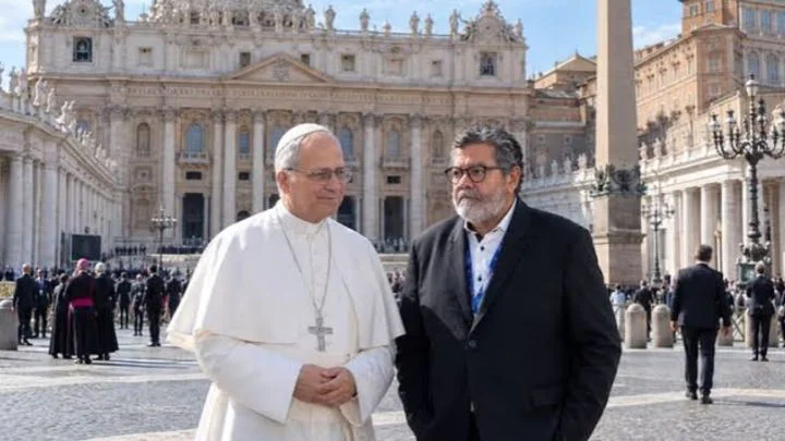 papa-leon-xiv-y-gerardo-martinez-2325240